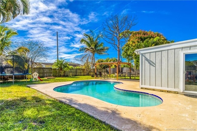 Building Photo - 656 SE Ron Rico Terrace