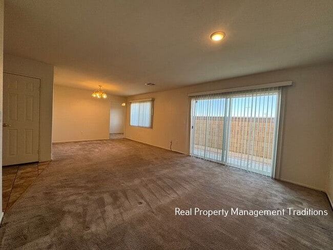 Building Photo - Spacious 4 + 3 Townhouse in Rosamond - Ask...