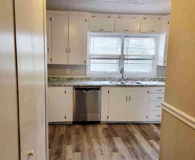 Building Photo - 5405 Hilltop Cir