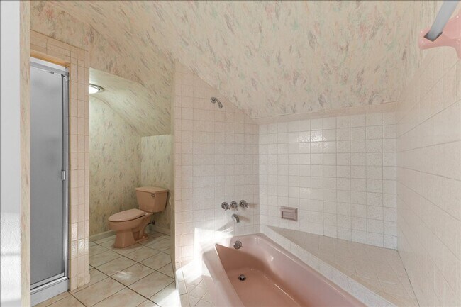 Building Photo - Magnificent 6 bedroom house in desirable H...