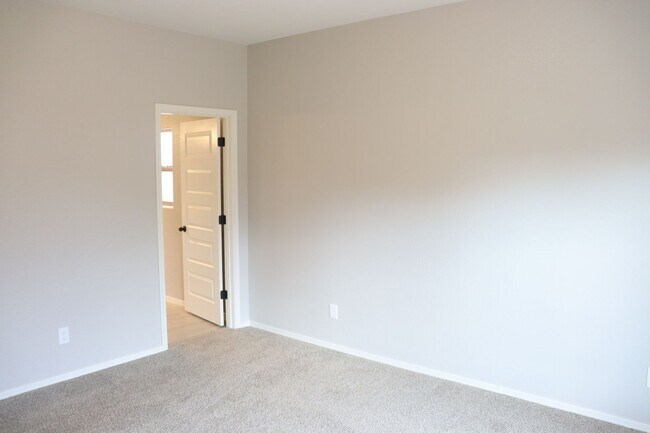 Building Photo - Brand New Home in Holiday