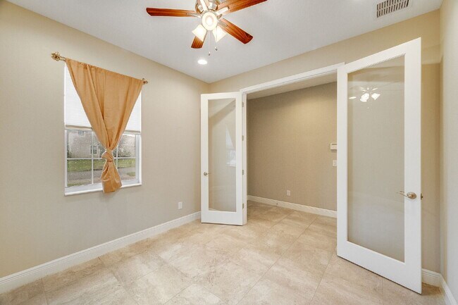 Building Photo - 4 bedroom, 3.5 bathroom in desirable Trasona!
