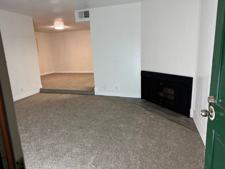 Building Photo - 111 Woodbury Cir