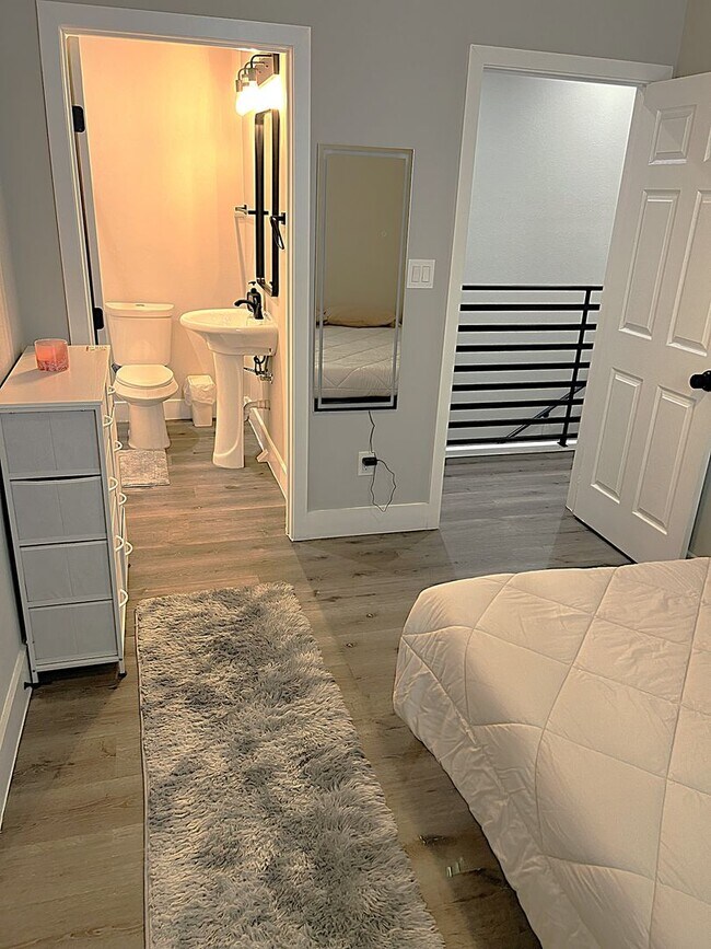 Building Photo - Like New and Close to IAH and Humble Area