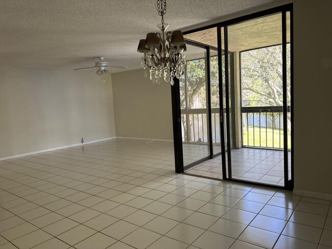 Building Photo - 955 Egret Cir
