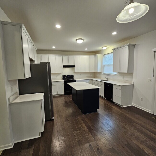 Building Photo - 4 bedroom, 3 full bathrooms, 2 car garage ...