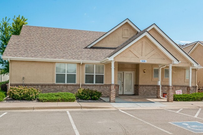 Building Photo - Relaxing townhome in Monument Villas
