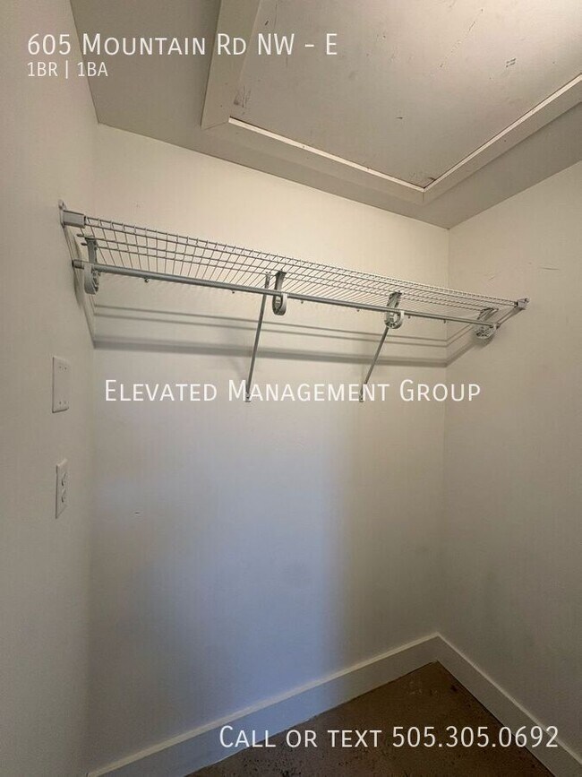 Building Photo - 605 Mountain Rd NW