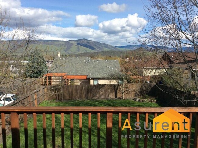 Building Photo - Great house, close to Bellview school, lar...