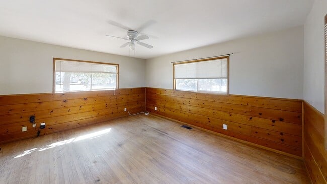 Building Photo - Looking for space, look no further!