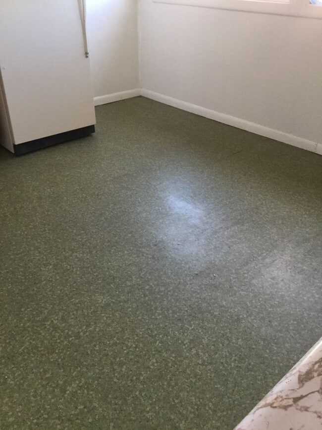 Building Photo - 3 bedroom 1 bath with large garage and shop