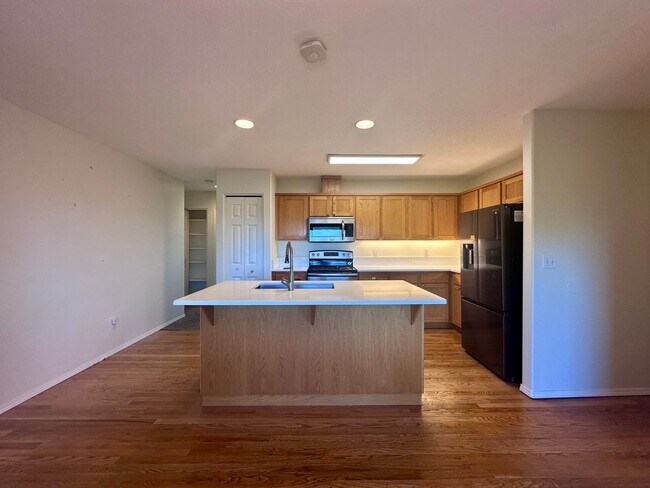 Building Photo - Charming Duplex 3 Bed 2 Bath w/ Double Car Garage and a Beautiful View in Portland!