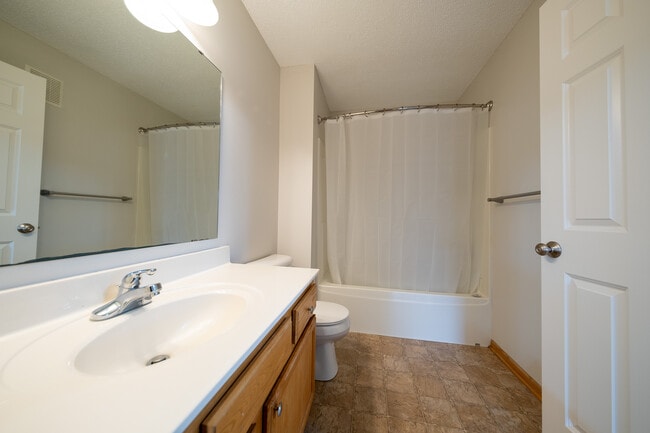 Building Photo - 557 French Ln