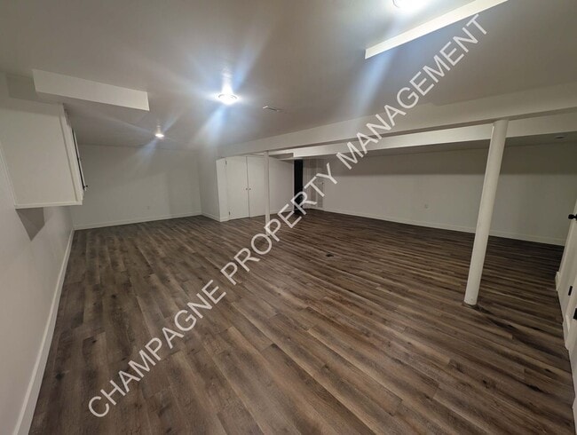 Building Photo - 4 Bedroom, 4 Bathroom Updated Home in Kansas City