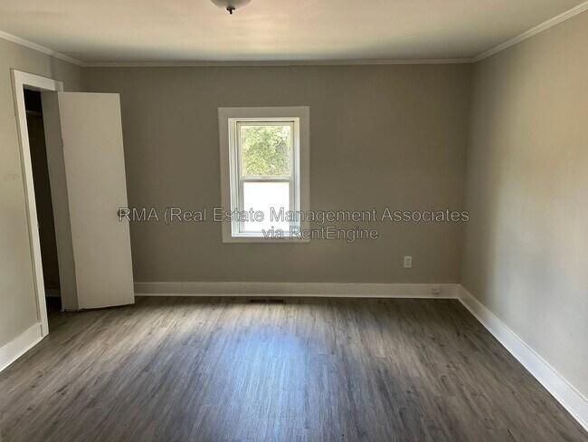 Building Photo - 302 Irving Ave