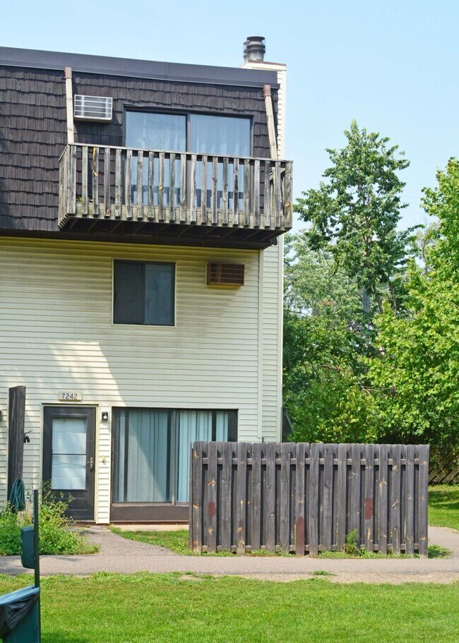 Building Photo - Spacious 2 Bed/1 Bath Condo in Brooklyn Park - Available NOW!