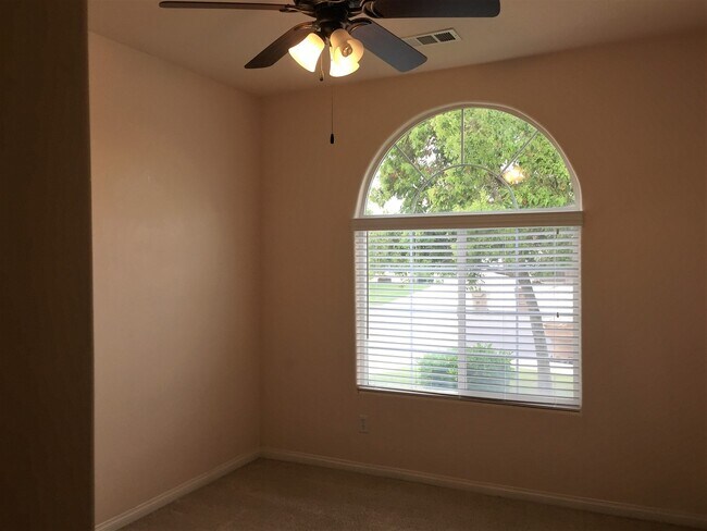 Building Photo - Wonderful 4+2 located North of Stockdale H...