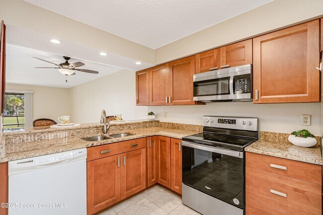 Building Photo - 2125 Golf Isle Dr
