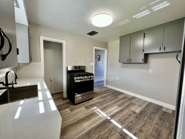 Building Photo - 636 S Tuxedo Ave