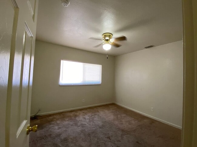 Building Photo - Spacious Duplex with Two Bedrooms, Two Bat...