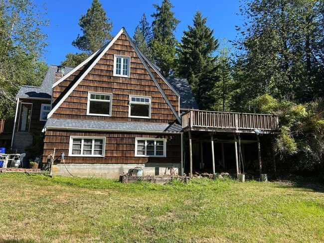 Building Photo - 4 Bedroom Upstairs Unit in a Country Setting