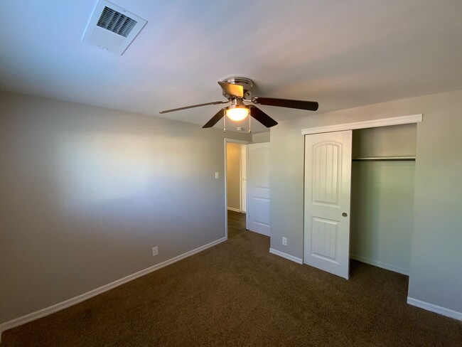 Building Photo - 3 Bedroom Updated Single Story Home Availa...
