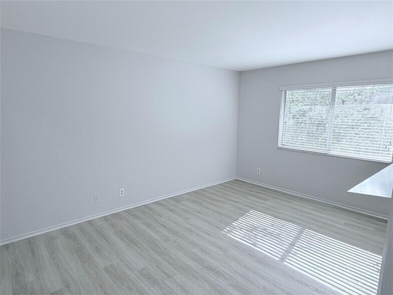Building Photo - 117 Gardens Dr