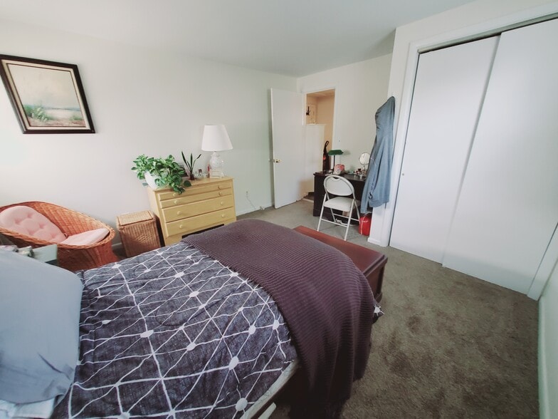 Building Photo - 47 Whitmore Ln