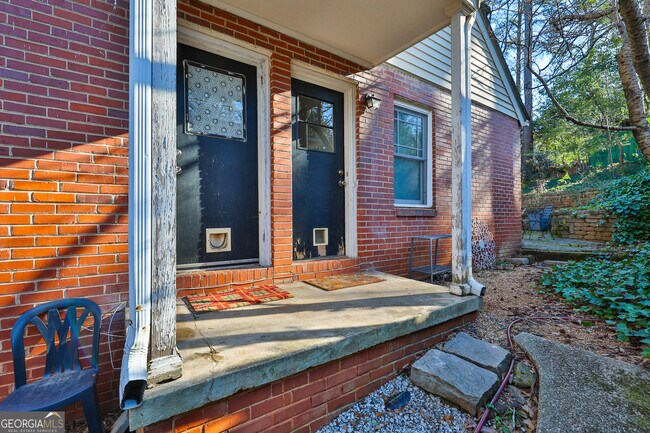 Building Photo - 487 Lakeshore Dr NE