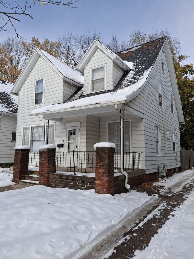 Primary Photo - 913 E Washington St