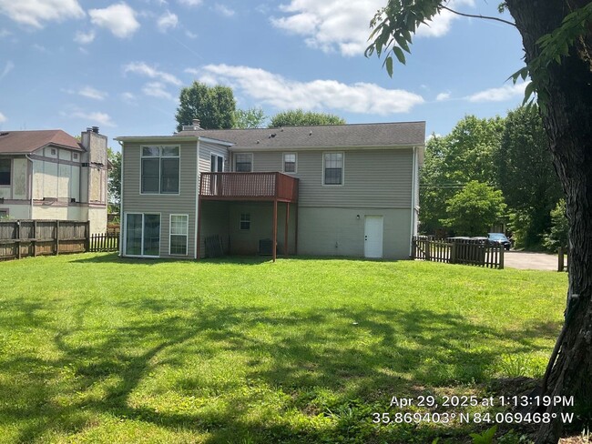 Building Photo - 3 Bedroom / 2.5 Bath House Available Now