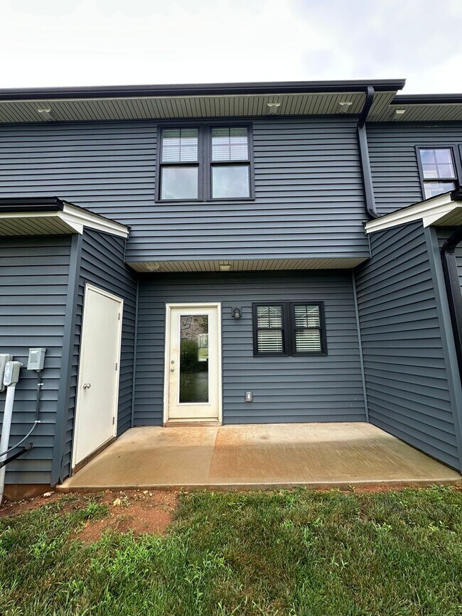 Building Photo - Spacious unit in English Commons! Close to...