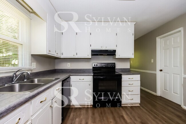 Building Photo - Welcome home to this stunning 3 bedroom, 2 bathroom brick home