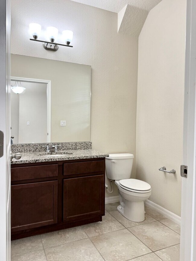 Building Photo - Large 4/3.5 Home located in Waterleigh! Do...
