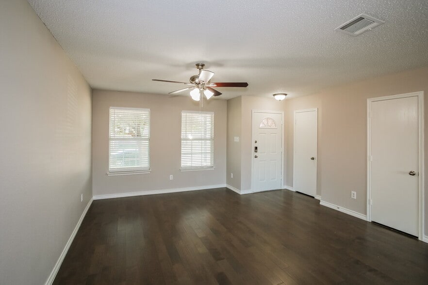 Building Photo - 307 Saddlebrook Dr