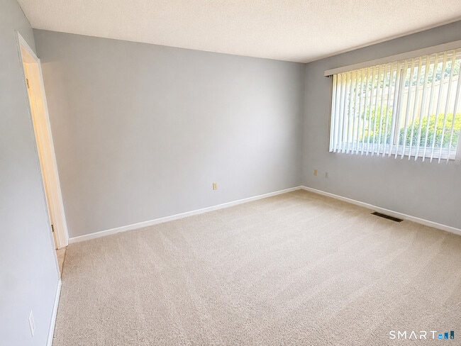 Building Photo - 501 Summer Hill Dr