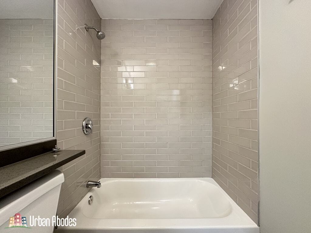 Building Photo - 528 W Surf St