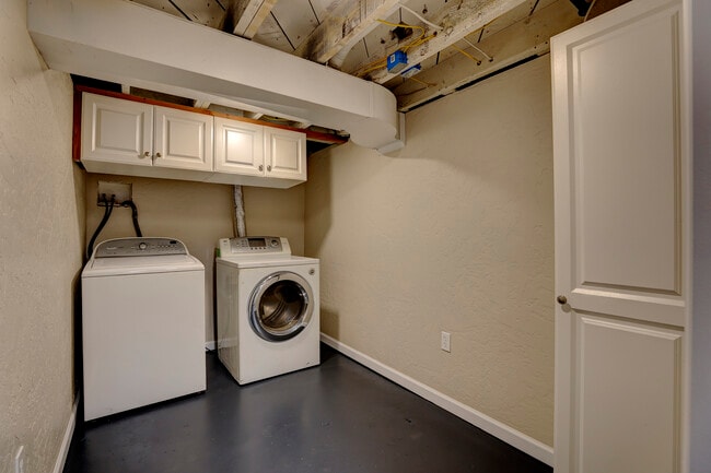 Building Photo - 628 Gladstone St