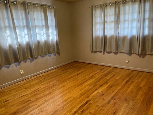 Building Photo - Large Home Near Shopping and Dining in Albany