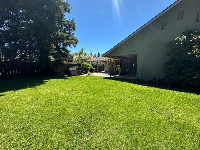 Building Photo - 3450 Sarolou Dr