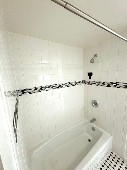 nice clean tub - 871 27th St