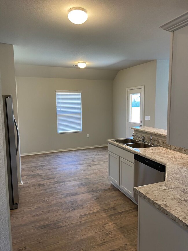 Building Photo - *Pre-leasing* Three Bedroom | Two Bathroom...