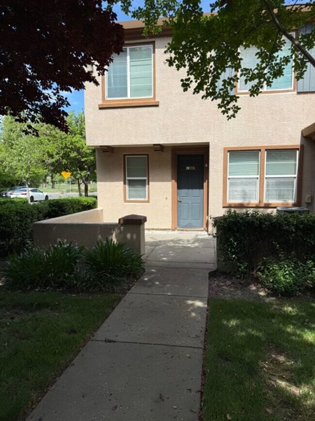 Building Photo - Gorgeous Natomas Condo