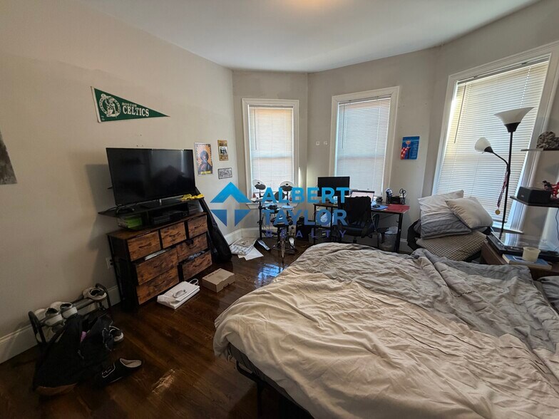 Building Photo - 71 Hillside St