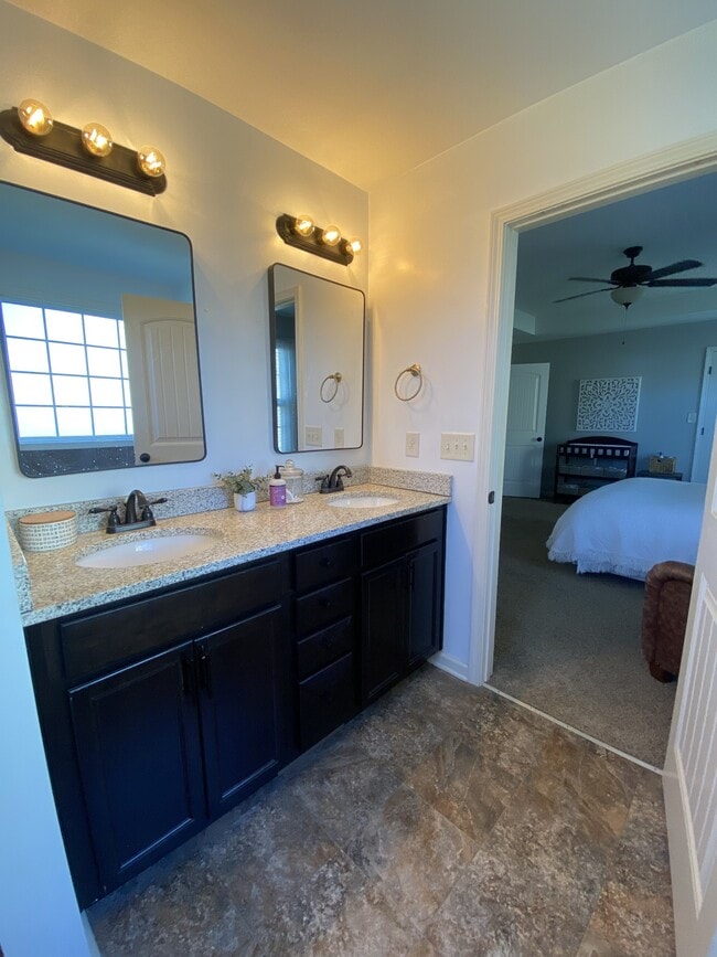 Building Photo - 1053 Castlerock Dr