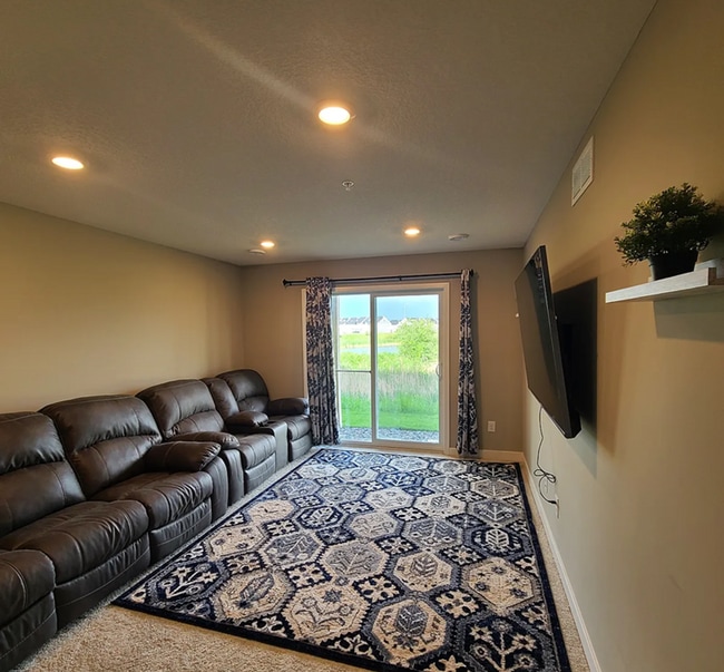 Building Photo - Beautiful 4bed 3.5bath End Unit Townhome With Walk-Out Basement!