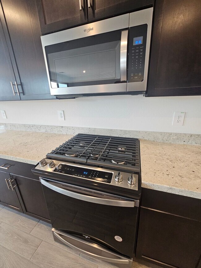 Building Photo - Beautiful new build w mountain views