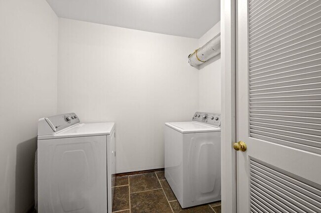 Building Photo - 8955 Alma Dr