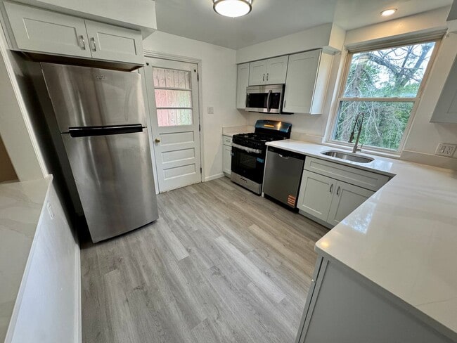 Building Photo - Charming 4 Bed 1.5 Bath house with BRAND NEW KITCHEN!!!