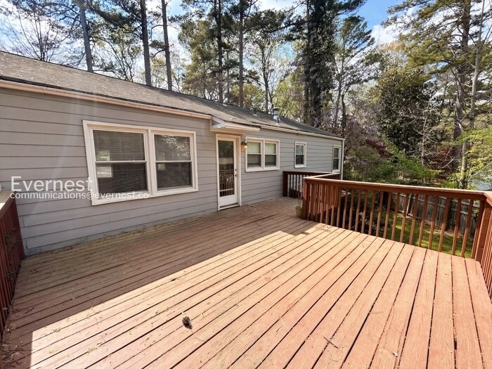 Building Photo - 1345 Twin Oaks Cir SE